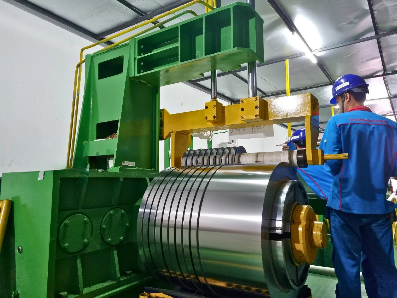 Coil stainless steel strip siap di-slit sesuai spesifikasi